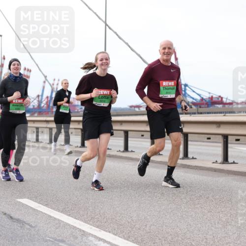 03.10.2025 - Köhlbrandbrückenlauf Lena Gebhardt http://msf.ph/oto/9130610 03.10.2025 16:06:21 Position 2 8486, 8416, 8441 meine-sportfotos.de