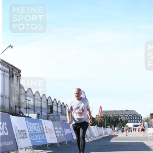 03.10.2025 - Köhlbrandbrückenlauf Jannik Wohlers http://msf.ph/oto/9130612 03.10.2025 13:47:50 Ziel 4980 meine-sportfotos.de