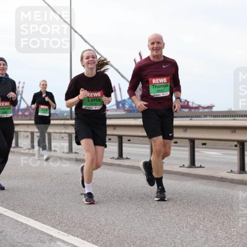 03.10.2025 - Köhlbrandbrückenlauf Lena Gebhardt http://msf.ph/oto/9130615 03.10.2025 16:06:21 Position 2 8486, 8416, 8441 meine-sportfotos.de