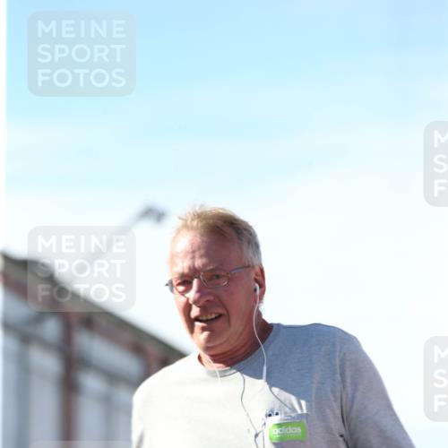 03.10.2025 - Köhlbrandbrückenlauf Jannik Wohlers http://msf.ph/oto/9130622 03.10.2025 13:47:52 Ziel 4980 meine-sportfotos.de