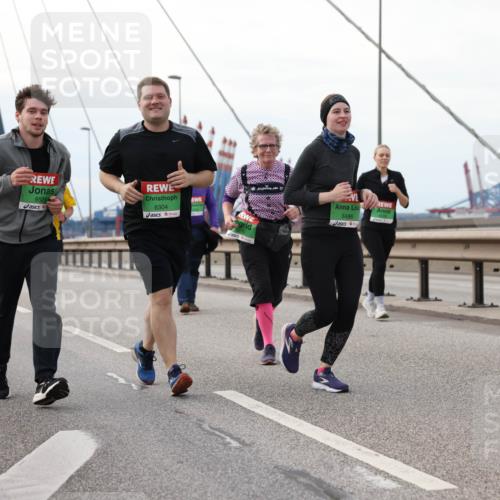 03.10.2025 - Köhlbrandbrückenlauf Lena Gebhardt http://msf.ph/oto/9130628 03.10.2025 16:06:22 Position 2 8521, 8304, 8486, 8416 meine-sportfotos.de