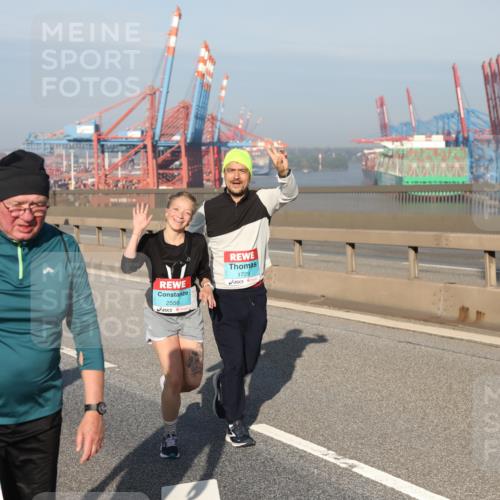 03.10.2025 - Köhlbrandbrückenlauf Yannick Fuchs http://msf.ph/oto/9130629 03.10.2025 09:03:02 Position 2 255, 2558, 1729, 3433 meine-sportfotos.de