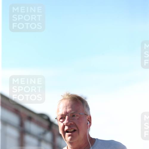 03.10.2025 - Köhlbrandbrückenlauf Jannik Wohlers http://msf.ph/oto/9130630 03.10.2025 13:47:53 Ziel 4980 meine-sportfotos.de
