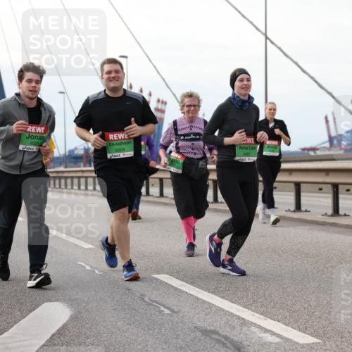 03.10.2025 - Köhlbrandbrückenlauf Lena Gebhardt http://msf.ph/oto/9130632 03.10.2025 16:06:22 Position 2 8521, 8304, 8416, 8486 meine-sportfotos.de