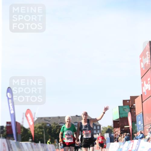 03.10.2025 - Köhlbrandbrückenlauf Jannik Wohlers http://msf.ph/oto/9130676 03.10.2025 13:48:07 Ziel 6164, 6165 meine-sportfotos.de