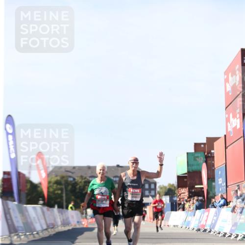03.10.2025 - Köhlbrandbrückenlauf Jannik Wohlers http://msf.ph/oto/9130679 03.10.2025 13:48:07 Ziel 6164, 6165 meine-sportfotos.de