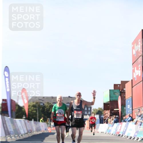 03.10.2025 - Köhlbrandbrückenlauf Jannik Wohlers http://msf.ph/oto/9130681 03.10.2025 13:48:07 Ziel 6164, 6165 meine-sportfotos.de
