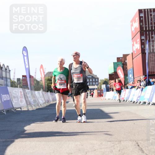 03.10.2025 - Köhlbrandbrückenlauf Jannik Wohlers http://msf.ph/oto/9130689 03.10.2025 13:48:10 Ziel 6164, 6165 meine-sportfotos.de