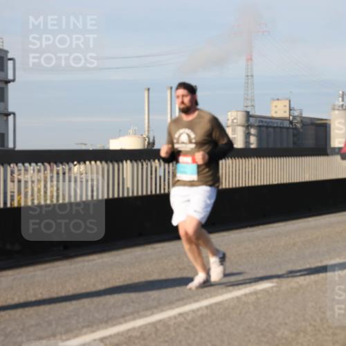 03.10.2025 - Köhlbrandbrückenlauf Lena Gebhardt http://msf.ph/oto/9130693 03.10.2025 09:49:39 Position 2  meine-sportfotos.de