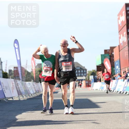 03.10.2025 - Köhlbrandbrückenlauf Jannik Wohlers http://msf.ph/oto/9130697 03.10.2025 13:48:10 Ziel 6164, 6165 meine-sportfotos.de