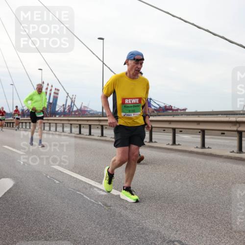 03.10.2025 - Köhlbrandbrückenlauf Lena Gebhardt http://msf.ph/oto/9130700 03.10.2025 16:06:26 Position 2 8180 meine-sportfotos.de