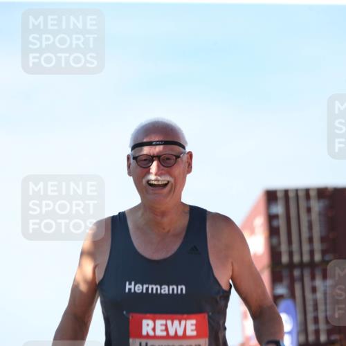 03.10.2025 - Köhlbrandbrückenlauf Jannik Wohlers http://msf.ph/oto/9130739 03.10.2025 13:48:13 Ziel 5735, 6164, 6165 meine-sportfotos.de