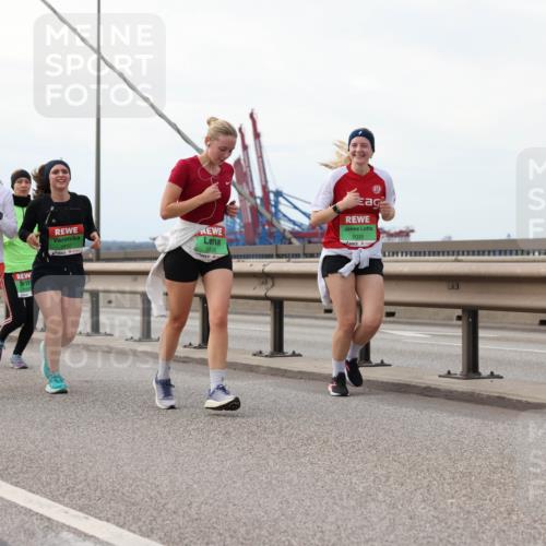03.10.2025 - Köhlbrandbrückenlauf Lena Gebhardt http://msf.ph/oto/9130741 03.10.2025 16:06:35 Position 2 8573, 8849, 9336, 9335 meine-sportfotos.de