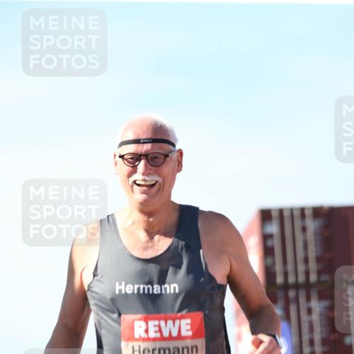 03.10.2025 - Köhlbrandbrückenlauf Jannik Wohlers http://msf.ph/oto/9130744 03.10.2025 13:48:13 Ziel 5735, 6164, 6165 meine-sportfotos.de