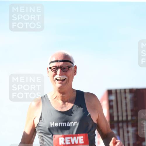 03.10.2025 - Köhlbrandbrückenlauf Jannik Wohlers http://msf.ph/oto/9130745 03.10.2025 13:48:14 Ziel 4824, 5735, 6164, 6165 meine-sportfotos.de