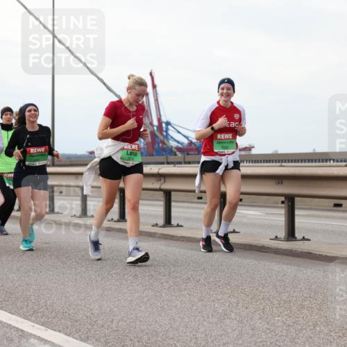 03.10.2025 - Köhlbrandbrückenlauf Lena Gebhardt http://msf.ph/oto/9130747 03.10.2025 16:06:35 Position 2 8573, 8849, 9335, 9336 meine-sportfotos.de