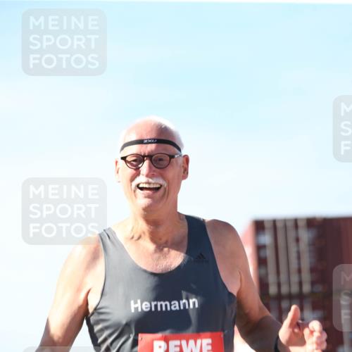 03.10.2025 - Köhlbrandbrückenlauf Jannik Wohlers http://msf.ph/oto/9130749 03.10.2025 13:48:14 Ziel 4824, 5735, 6164, 6165 meine-sportfotos.de