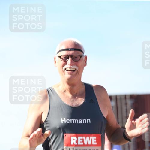03.10.2025 - Köhlbrandbrückenlauf Jannik Wohlers http://msf.ph/oto/9130751 03.10.2025 13:48:14 Ziel 4824, 5735, 6164, 6165 meine-sportfotos.de