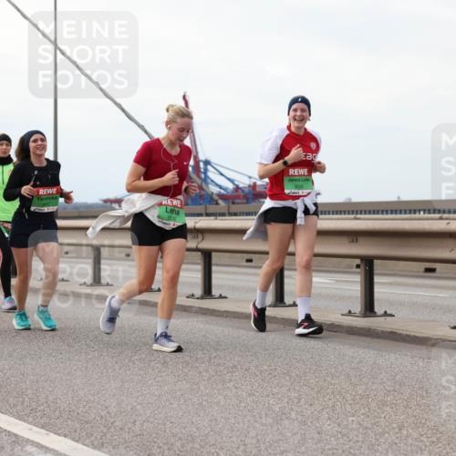 03.10.2025 - Köhlbrandbrückenlauf Lena Gebhardt http://msf.ph/oto/9130756 03.10.2025 16:06:36 Position 2 8849, 9336, 9335 meine-sportfotos.de