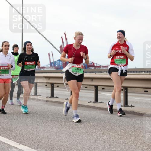 03.10.2025 - Köhlbrandbrückenlauf Lena Gebhardt http://msf.ph/oto/9130768 03.10.2025 16:06:36 Position 2 8573, 8849, 8850, 9335, 9336 meine-sportfotos.de