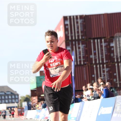 03.10.2025 - Köhlbrandbrückenlauf Jannik Wohlers http://msf.ph/oto/9130790 03.10.2025 13:48:17 Ziel 4824, 5735, 6164, 6165 meine-sportfotos.de