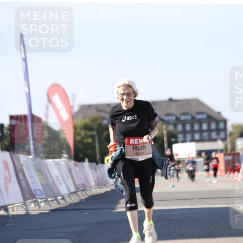 03.10.2025 - Köhlbrandbrückenlauf Jannik Wohlers http://msf.ph/oto/9130795 03.10.2025 13:48:18 Ziel 4824, 5735, 6164, 6165 meine-sportfotos.de