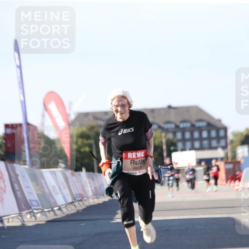 03.10.2025 - Köhlbrandbrückenlauf Jannik Wohlers http://msf.ph/oto/9130797 03.10.2025 13:48:18 Ziel 4824, 5735, 6164, 6165 meine-sportfotos.de