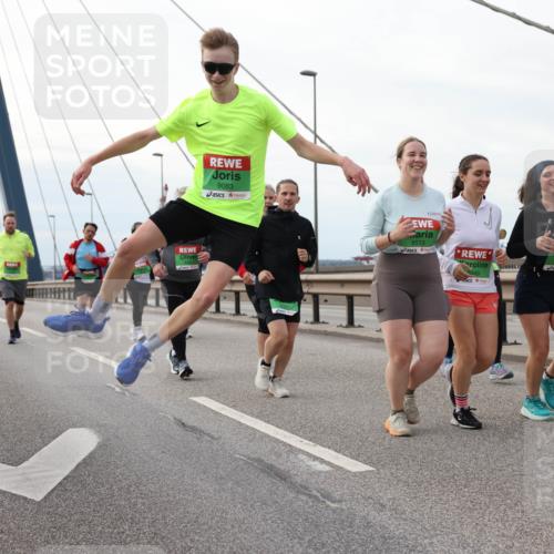 03.10.2025 - Köhlbrandbrückenlauf Lena Gebhardt http://msf.ph/oto/9130798 03.10.2025 16:06:38 Position 2 9083, 8573, 849 meine-sportfotos.de