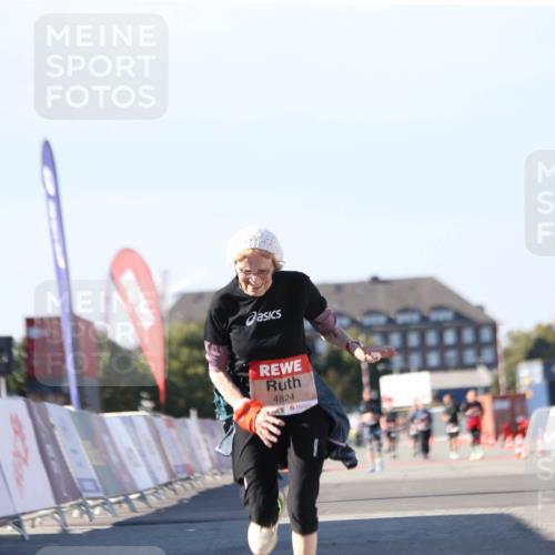 03.10.2025 - Köhlbrandbrückenlauf Jannik Wohlers http://msf.ph/oto/9130808 03.10.2025 13:48:18 Ziel 4824, 5735, 6164, 6165 meine-sportfotos.de