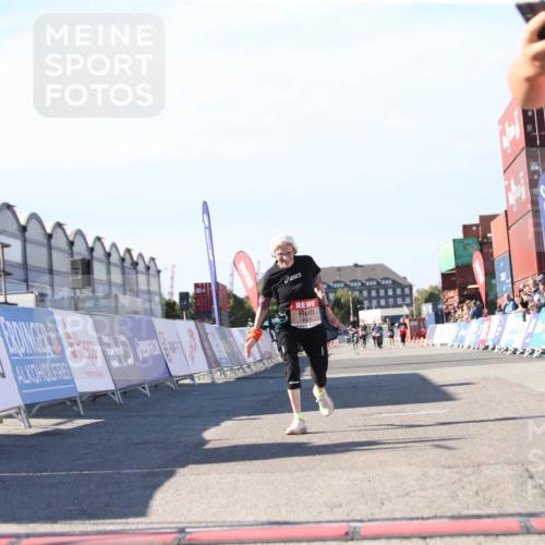 03.10.2025 - Köhlbrandbrückenlauf Jannik Wohlers http://msf.ph/oto/9130817 03.10.2025 13:48:18 Ziel 4824, 5735, 6164, 6165 meine-sportfotos.de