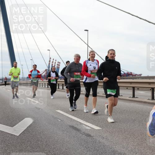 03.10.2025 - Köhlbrandbrückenlauf Lena Gebhardt http://msf.ph/oto/9130818 03.10.2025 16:06:38 Position 2 8391, 8573 meine-sportfotos.de