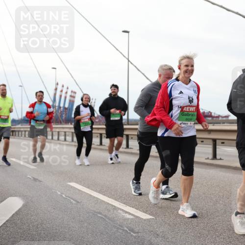 03.10.2025 - Köhlbrandbrückenlauf Lena Gebhardt http://msf.ph/oto/9130828 03.10.2025 16:06:39 Position 2 8659, 8391 meine-sportfotos.de