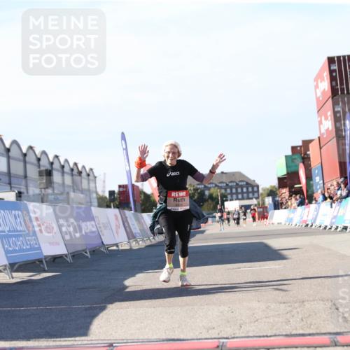 03.10.2025 - Köhlbrandbrückenlauf Jannik Wohlers http://msf.ph/oto/9130832 03.10.2025 13:48:19 Ziel 4824, 5735, 6164, 6165 meine-sportfotos.de