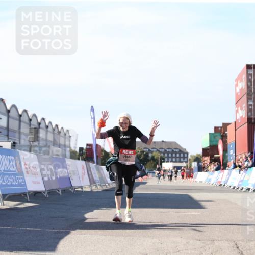 03.10.2025 - Köhlbrandbrückenlauf Jannik Wohlers http://msf.ph/oto/9130835 03.10.2025 13:48:19 Ziel 4824, 5735, 6164, 6165 meine-sportfotos.de