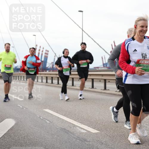 03.10.2025 - Köhlbrandbrückenlauf Lena Gebhardt http://msf.ph/oto/9130836 03.10.2025 16:06:40 Position 2 559 meine-sportfotos.de