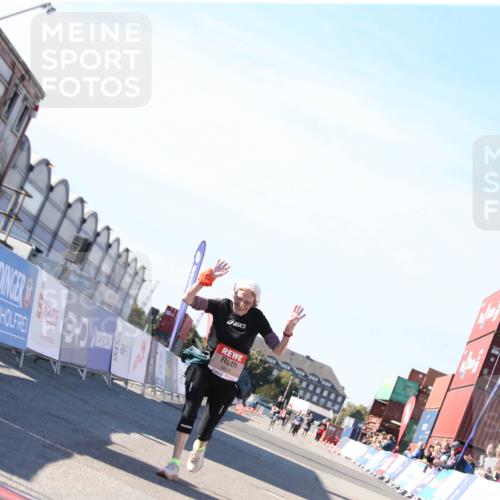 03.10.2025 - Köhlbrandbrückenlauf Jannik Wohlers http://msf.ph/oto/9130838 03.10.2025 13:48:19 Ziel 4824, 5735, 6164, 6165 meine-sportfotos.de
