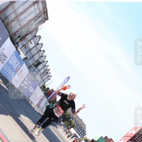 03.10.2025 - Köhlbrandbrückenlauf Jannik Wohlers http://msf.ph/oto/9130842 03.10.2025 13:48:19 Ziel 4824, 5735, 6164, 6165 meine-sportfotos.de