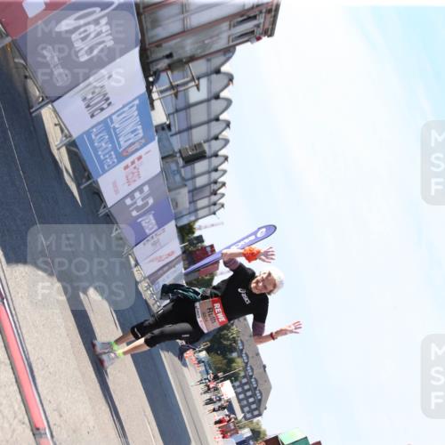03.10.2025 - Köhlbrandbrückenlauf Jannik Wohlers http://msf.ph/oto/9130845 03.10.2025 13:48:19 Ziel 4824, 5735, 6164, 6165 meine-sportfotos.de