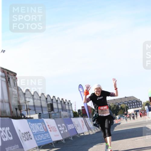 03.10.2025 - Köhlbrandbrückenlauf Jannik Wohlers http://msf.ph/oto/9130850 03.10.2025 13:48:19 Ziel 4824, 5735, 6164, 6165 meine-sportfotos.de