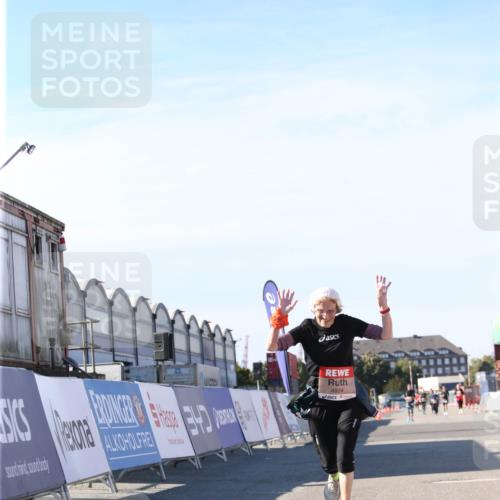 03.10.2025 - Köhlbrandbrückenlauf Jannik Wohlers http://msf.ph/oto/9130853 03.10.2025 13:48:19 Ziel 4824, 5735, 6164, 6165 meine-sportfotos.de