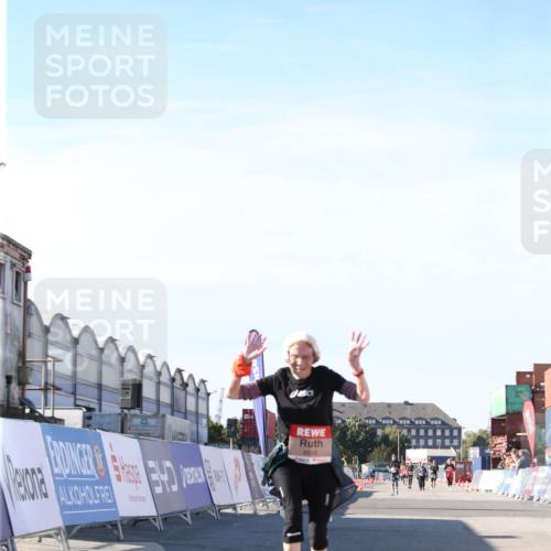 03.10.2025 - Köhlbrandbrückenlauf Jannik Wohlers http://msf.ph/oto/9130859 03.10.2025 13:48:20 Ziel 4824, 5735, 6164, 6165 meine-sportfotos.de