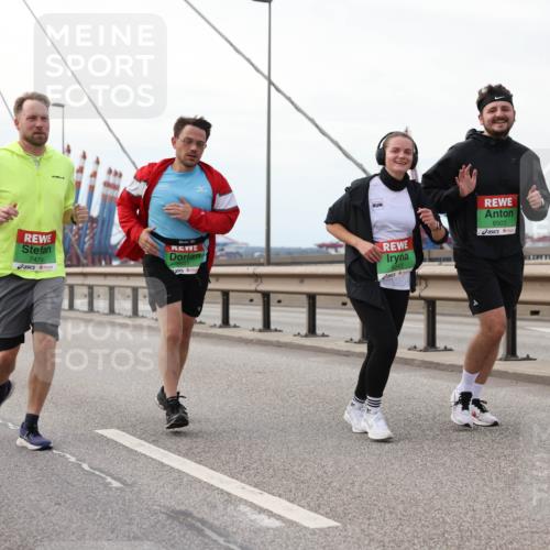 03.10.2025 - Köhlbrandbrückenlauf Lena Gebhardt http://msf.ph/oto/9130860 03.10.2025 16:06:41 Position 2 7479, 9551, 8243, 8503 meine-sportfotos.de