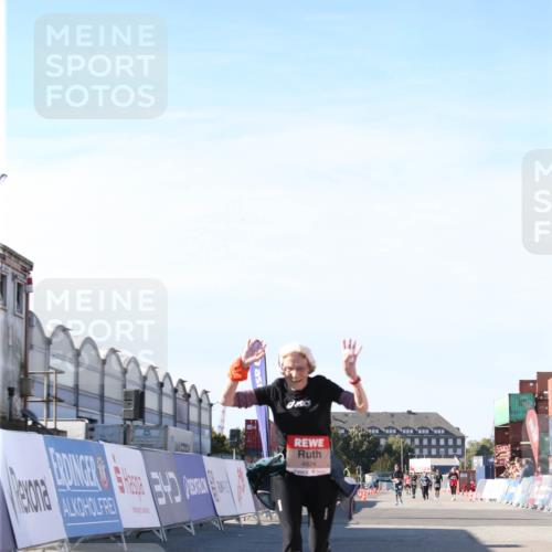 03.10.2025 - Köhlbrandbrückenlauf Jannik Wohlers http://msf.ph/oto/9130864 03.10.2025 13:48:20 Ziel 4824, 5735, 6164, 6165 meine-sportfotos.de