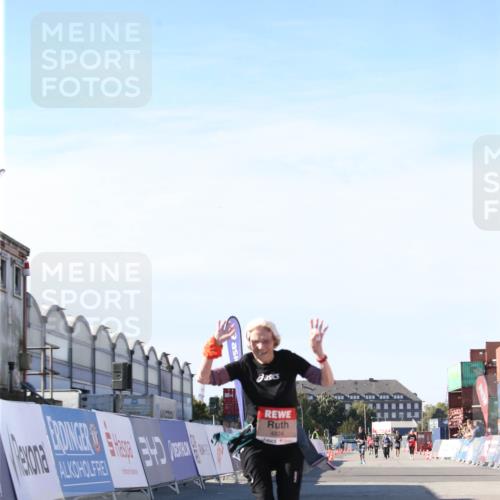 03.10.2025 - Köhlbrandbrückenlauf Jannik Wohlers http://msf.ph/oto/9130866 03.10.2025 13:48:20 Ziel 4824, 5735, 6164, 6165 meine-sportfotos.de