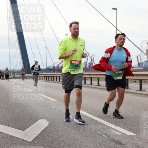 03.10.2025 - Köhlbrandbrückenlauf Lena Gebhardt http://msf.ph/oto/9130869 03.10.2025 16:06:42 Position 2 7479, 9551 meine-sportfotos.de