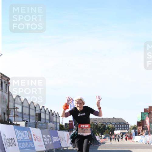 03.10.2025 - Köhlbrandbrückenlauf Jannik Wohlers http://msf.ph/oto/9130871 03.10.2025 13:48:20 Ziel 4824, 5735, 6164, 6165 meine-sportfotos.de