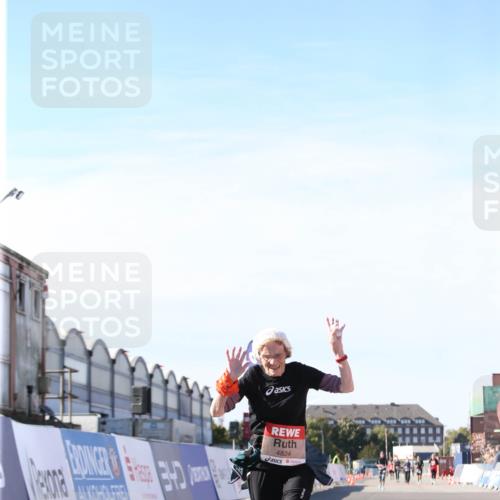 03.10.2025 - Köhlbrandbrückenlauf Jannik Wohlers http://msf.ph/oto/9130875 03.10.2025 13:48:20 Ziel 4824, 5735, 6164, 6165 meine-sportfotos.de