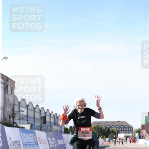 03.10.2025 - Köhlbrandbrückenlauf Jannik Wohlers http://msf.ph/oto/9130878 03.10.2025 13:48:20 Ziel 4824, 5735, 6164, 6165 meine-sportfotos.de