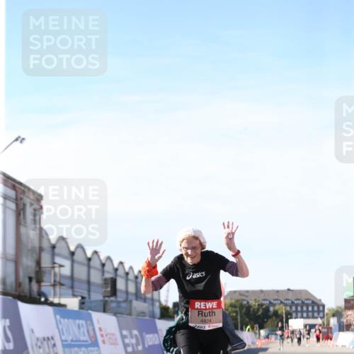 03.10.2025 - Köhlbrandbrückenlauf Jannik Wohlers http://msf.ph/oto/9130880 03.10.2025 13:48:20 Ziel 4824, 5735, 6164, 6165 meine-sportfotos.de