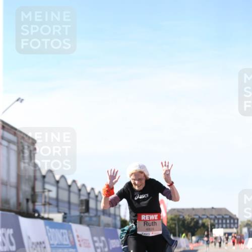 03.10.2025 - Köhlbrandbrückenlauf Jannik Wohlers http://msf.ph/oto/9130884 03.10.2025 13:48:20 Ziel 4824, 5735, 6164, 6165 meine-sportfotos.de